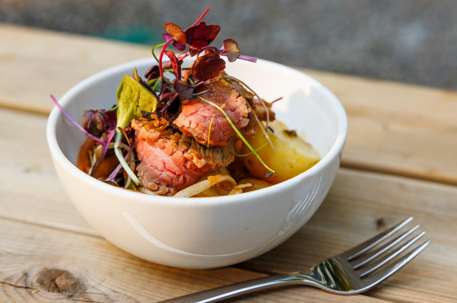 Kleine Bowl auf dem Tisch des Pünt Sommergartens