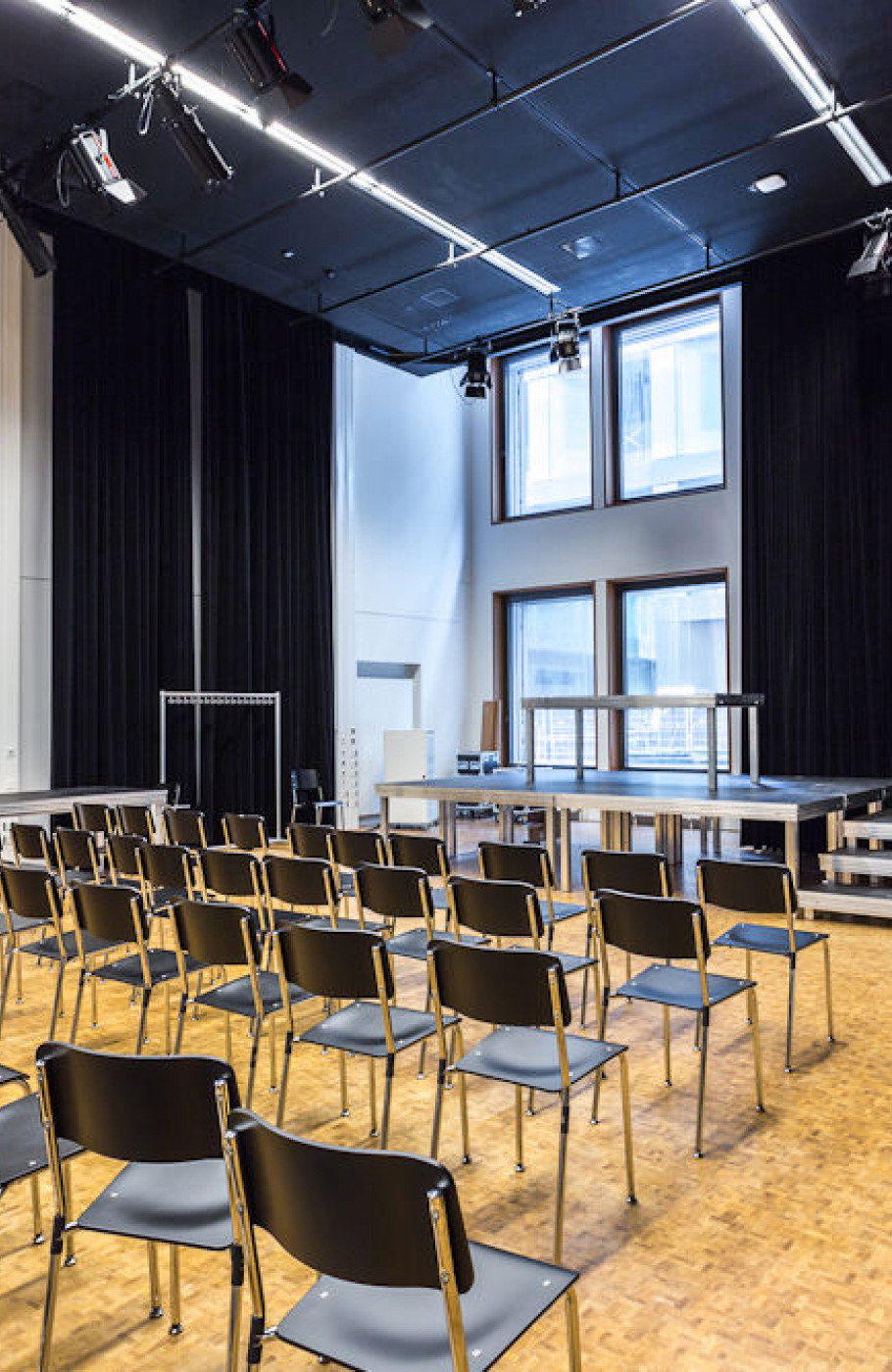 Aufnahme eines kleinen bestuhlten Hörsaals der pädagogischen Hochschule in Zürich