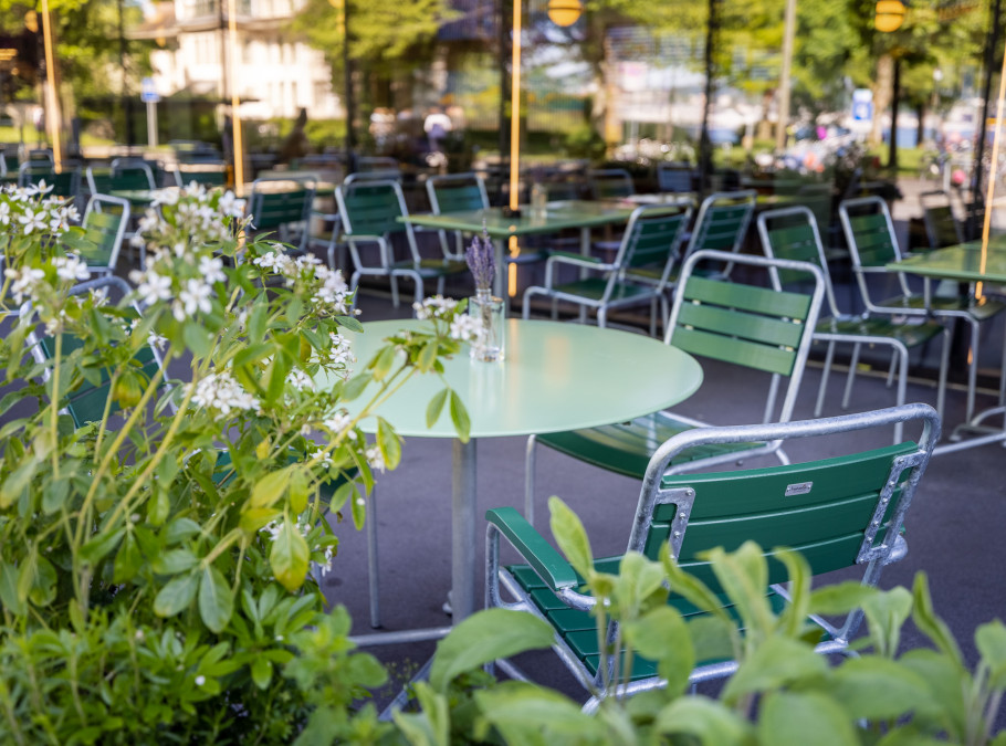 Terrasse mit Tischen und Stühlen der Brasserie im Verkehrshaus