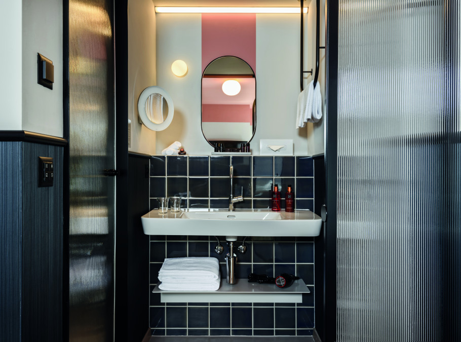 Badezimmer mit Spiegel des Hotels City Weissenstein