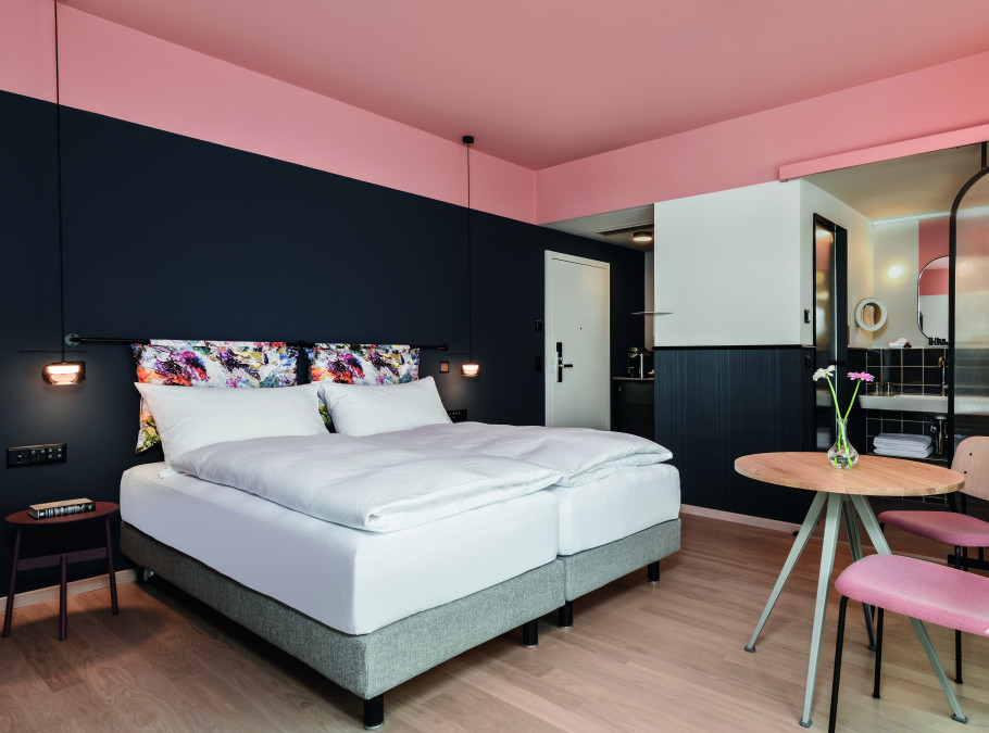 Zimmer mit Bett, Spiegel, Tisch und Stühlen des Hotels City Weissenstein