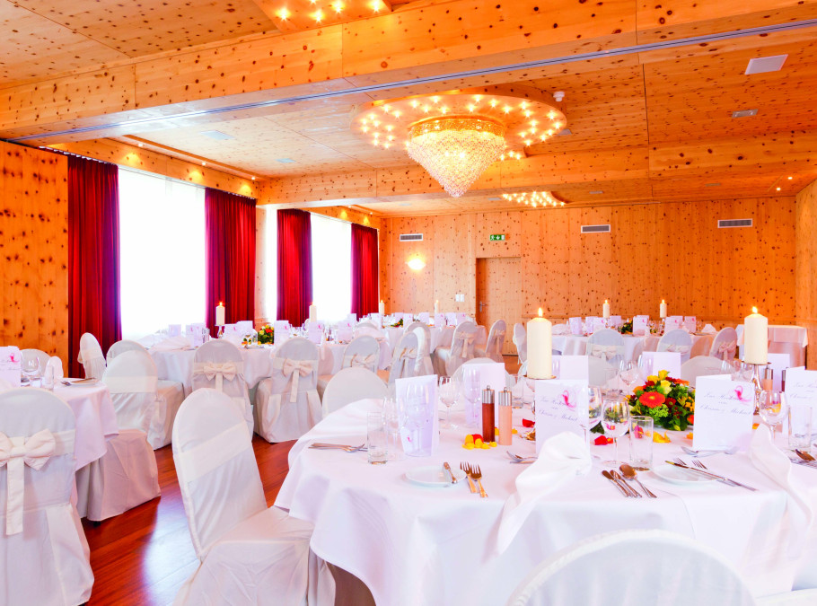 gedeckter Bankettsaal für einen Event im Sorell Hotel Sonnental
