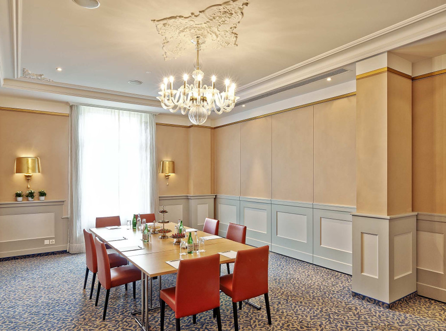 Rustikaler Raum mit Tisch und Stühlen für Meetings im Sorell Hotel Tamina