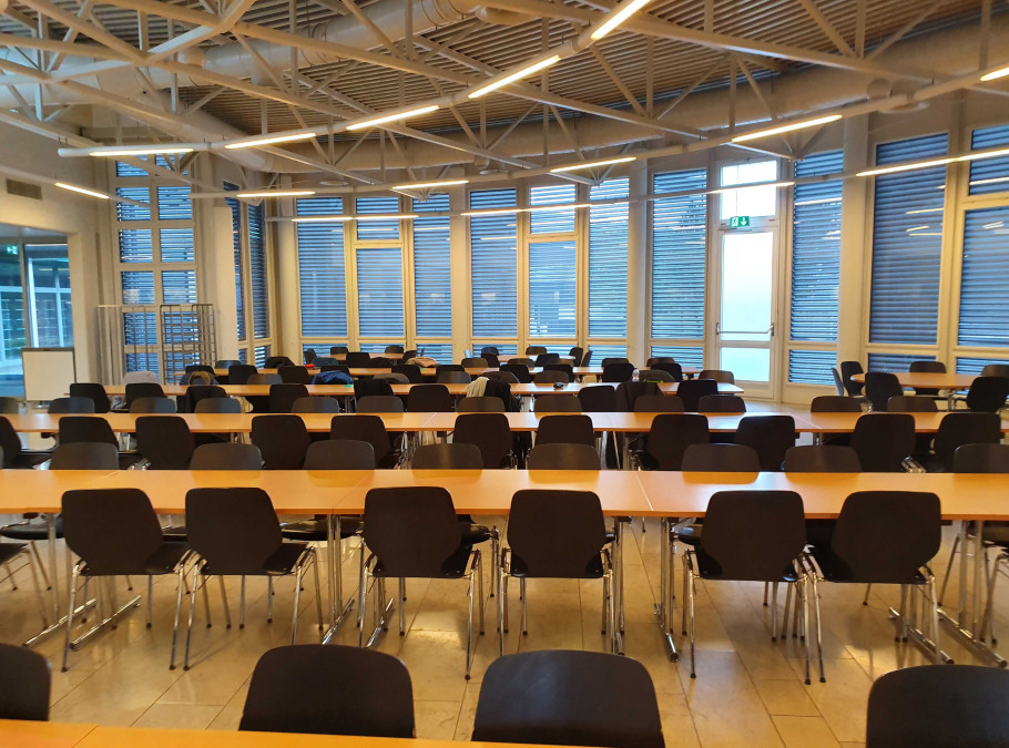 Aufnahme eines leeren modernen Seminarraums der Pädagogischen Hochschule Schwyz