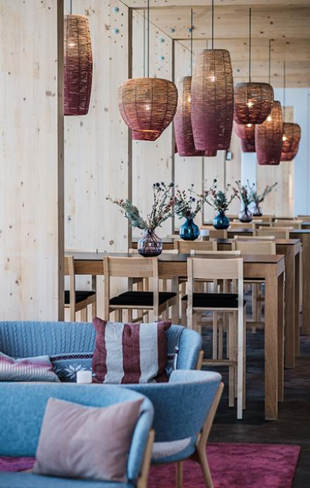 Lounge und Tische im Restaurant Bellavista