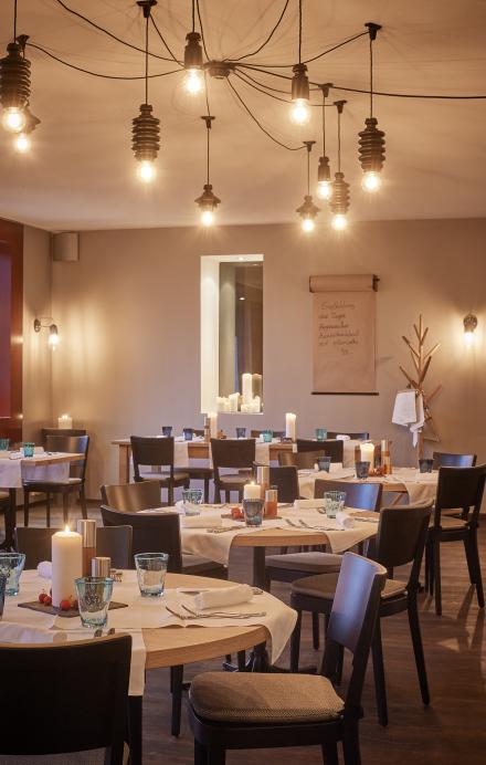 Festlich gedeckte Tische und Beleuchtung im Restaurant Rigiblick