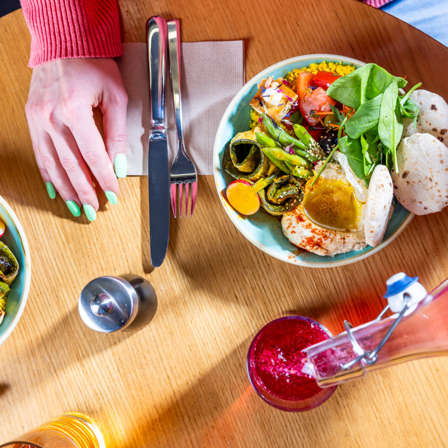 Tisch von oben mit bunten Bowls