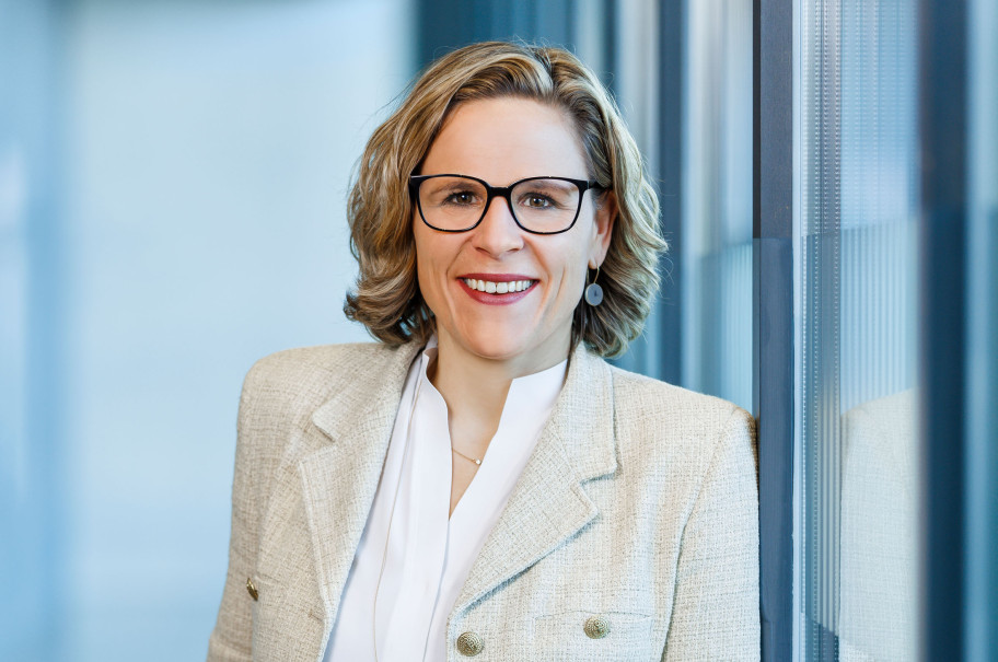 Portrait von ZFV CEO Nadja Lang im Stadion Letzigrund