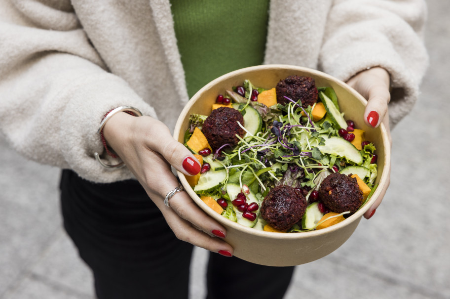 Frische Falafelbowl mit Salat im Take out Geschirr