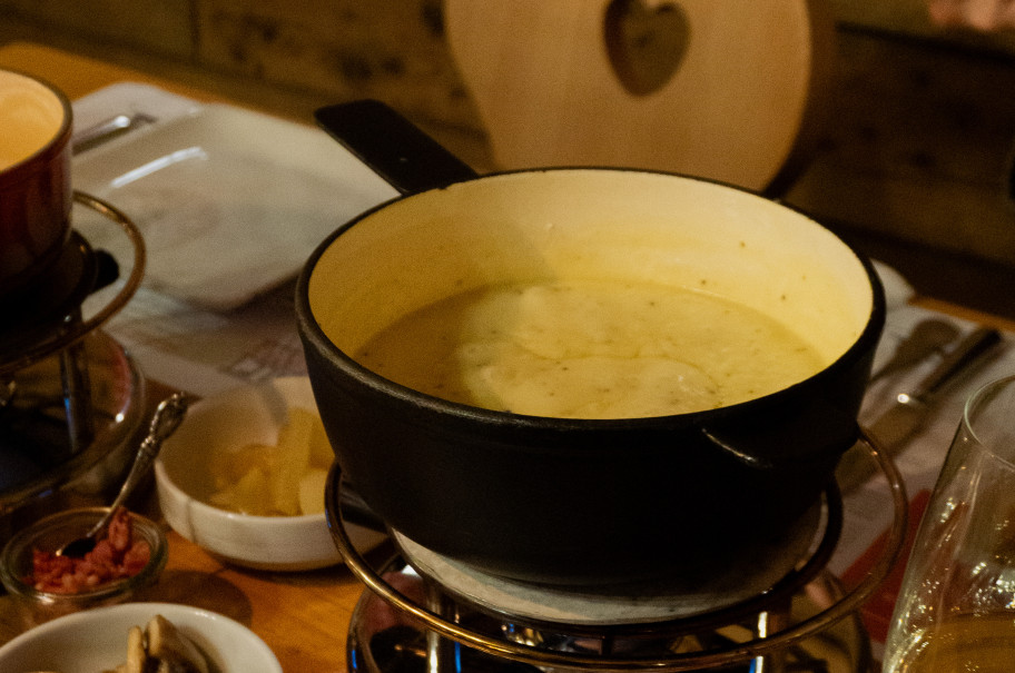 Fondue auf einem gedeckten Tisch