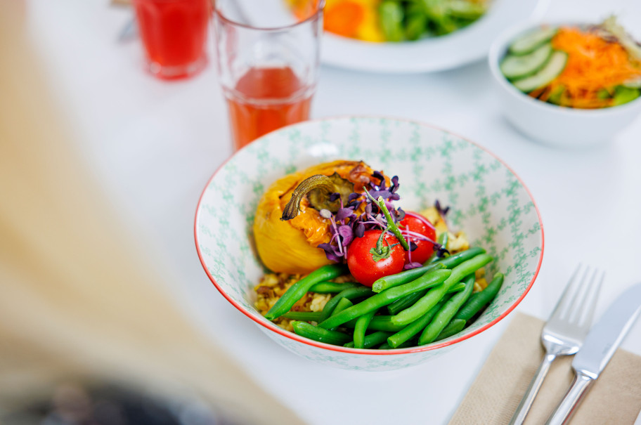 Bowl mit Gemüse auf einem gedeckten Tisch