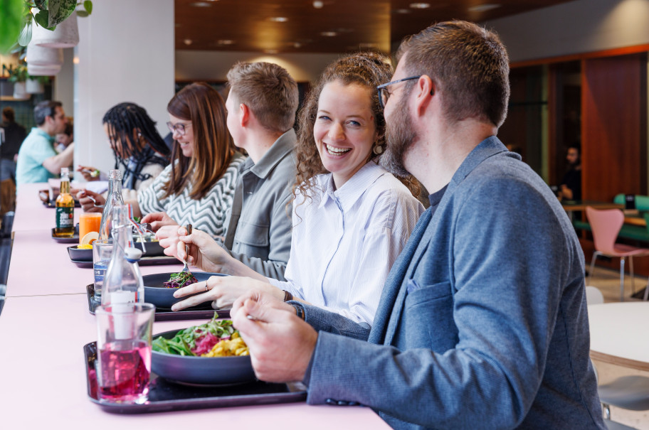 Menschen beim Lunch 