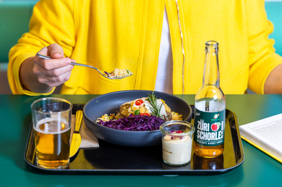 Frau vor einem Tableu beim Lunch