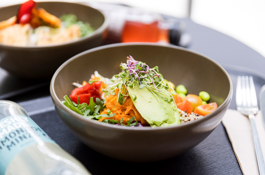 Bowl mit veganem Gericht angerichtet auf einem Tableau