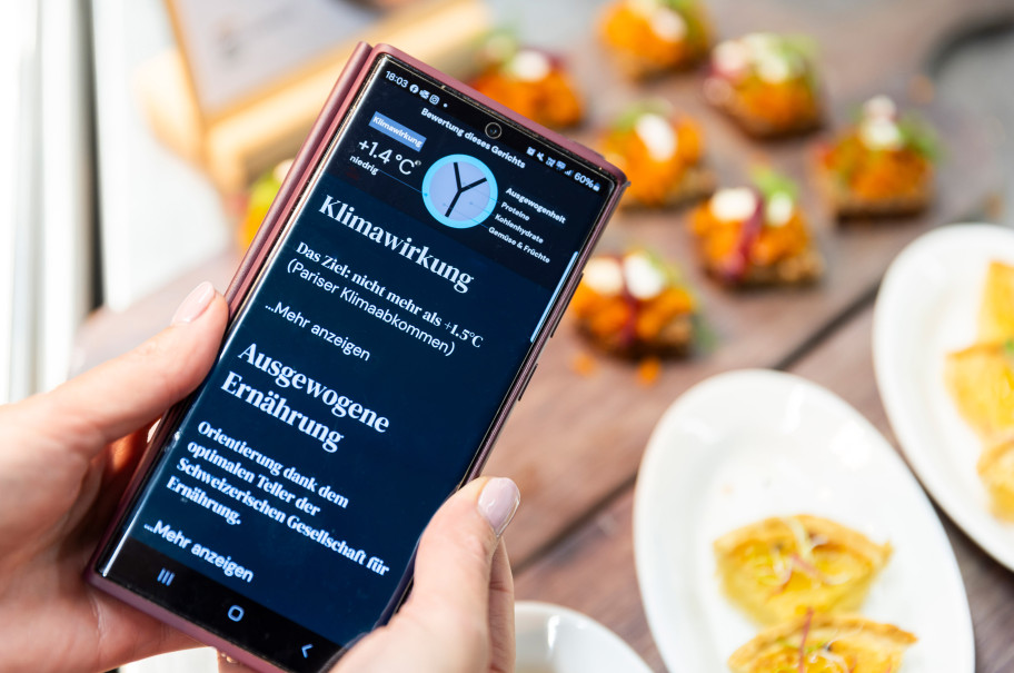 Handy mit Klimawirkung dahinter Catering