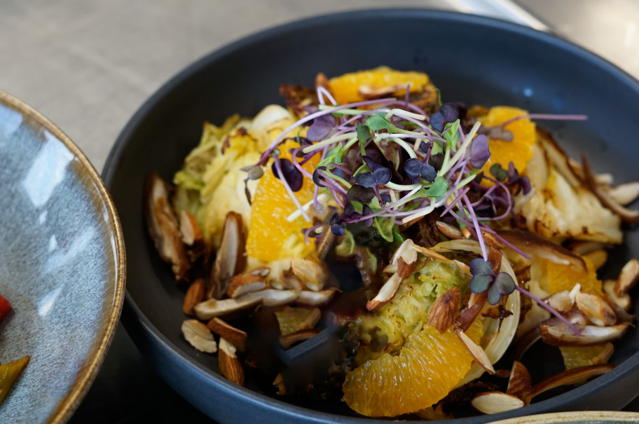 Angerichtete Bowl mit Federkohl und Orangenfilets