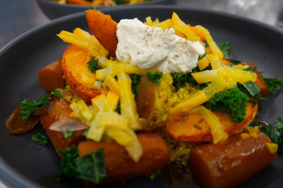 Bowl mit eingelegten Orangenfilets, Kürbis, Baumnüssen, Bulgur und Karotten