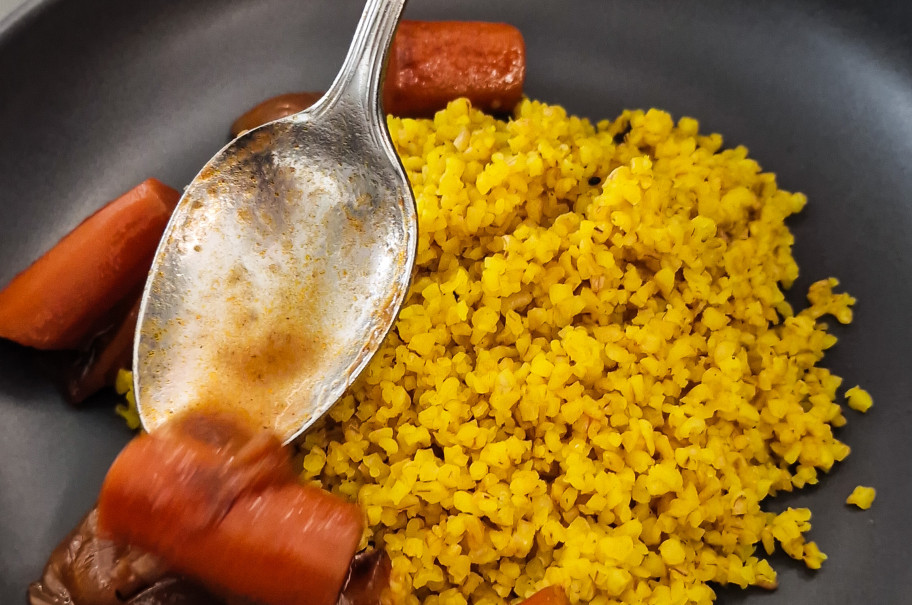 Bulgur und Karotten werden in einer Bowl angerichtet