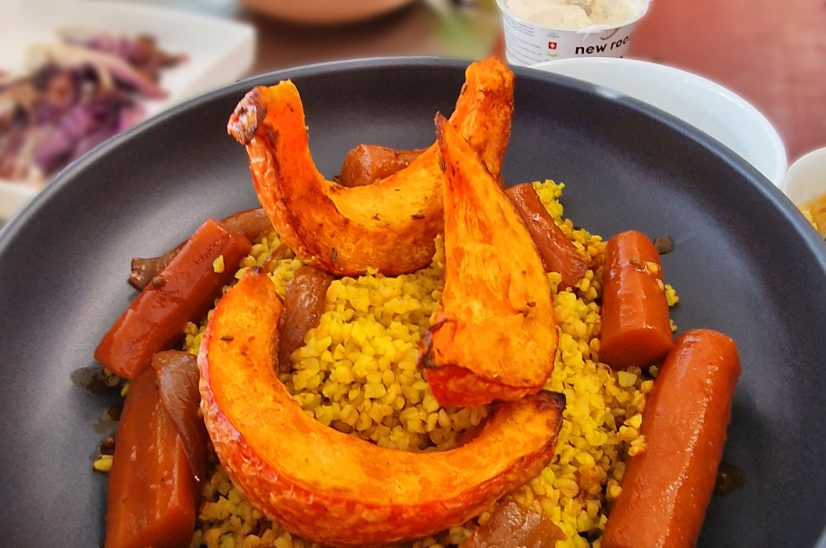 Bowl mit Bulgur Karotten und Kürbis