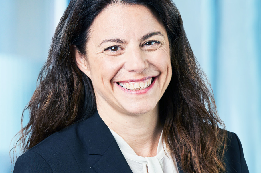 Frau lächelt in die Kamera