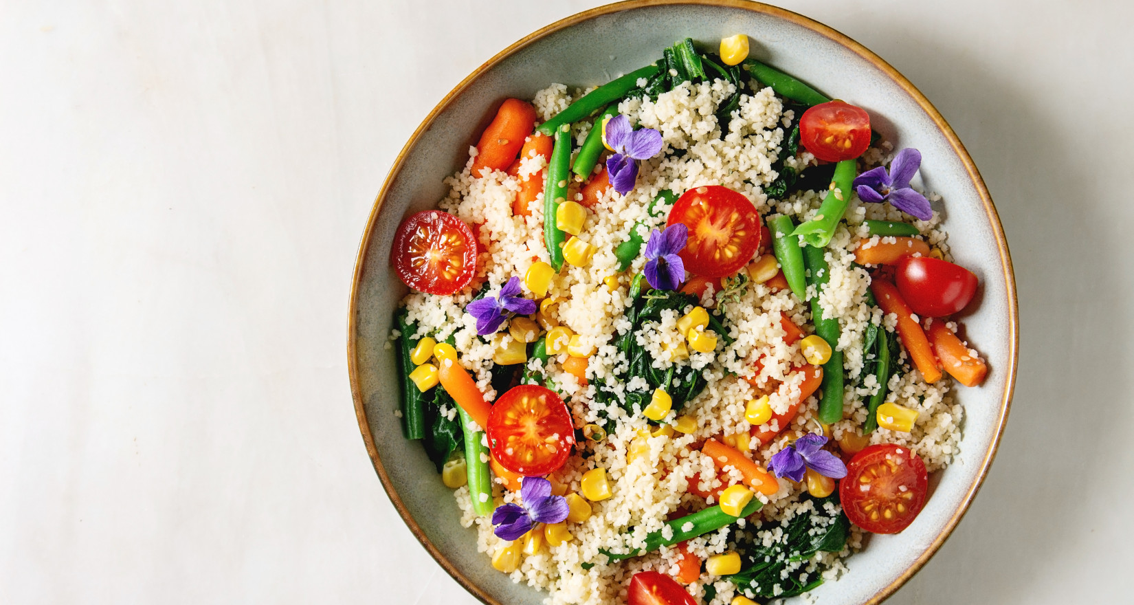 Aufnahme einer Bowl mit Couscous und Gemüse