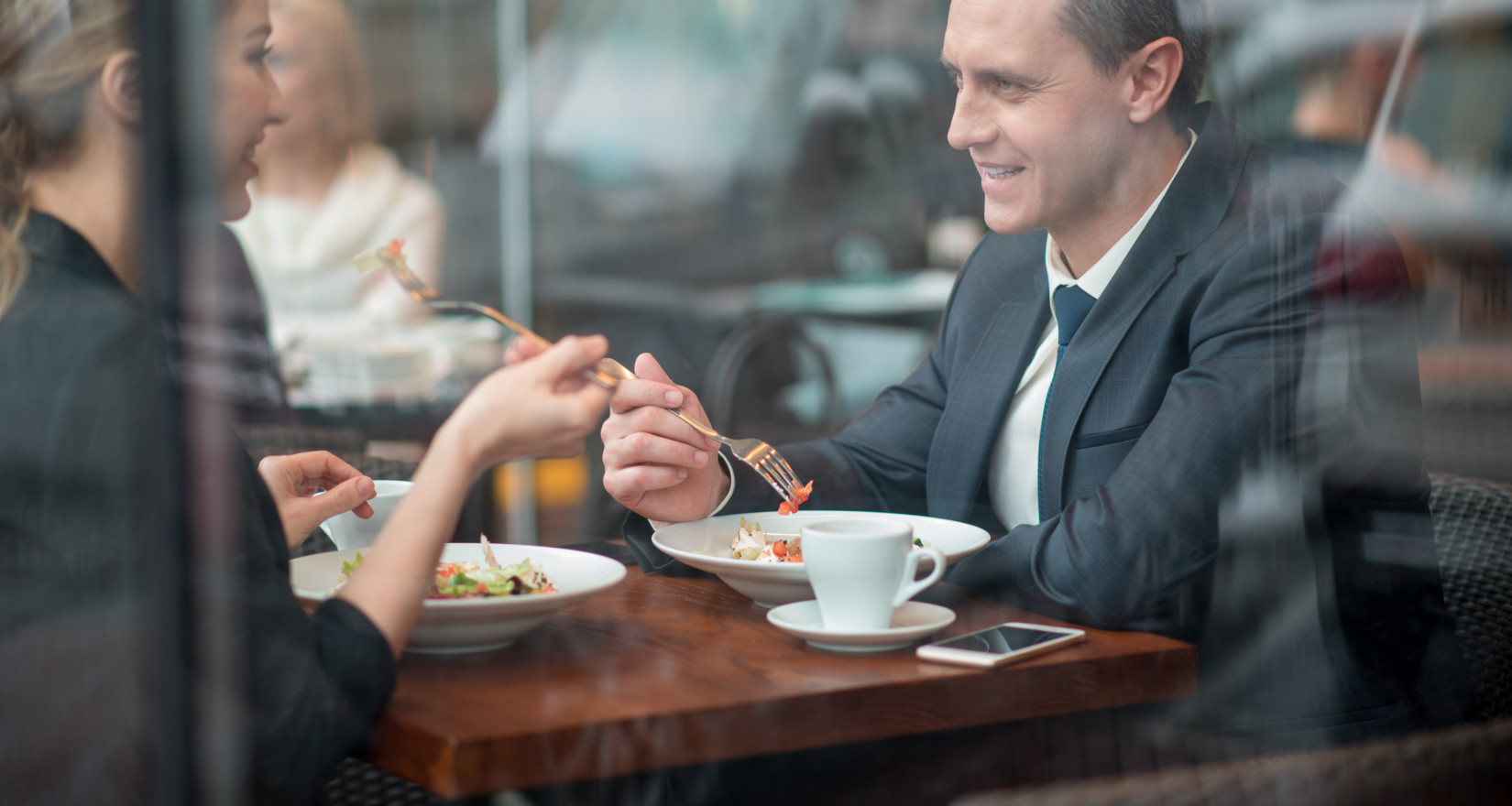 zwei Personen beim Essen in einem modernen Restaurant