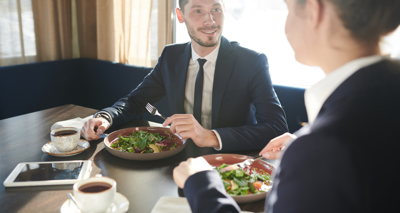 zwei Personen sitzen an einem Tisch und essen