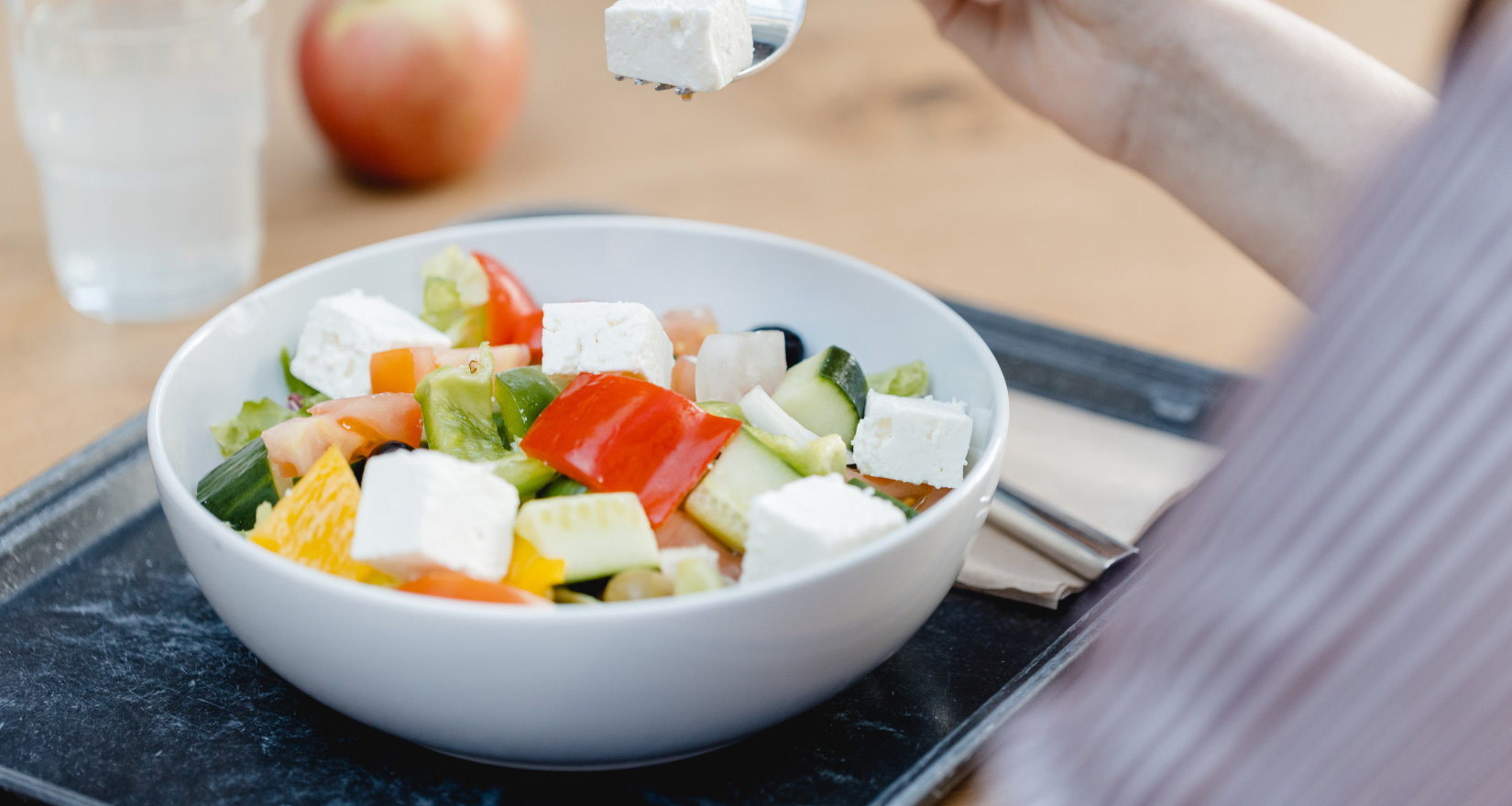 Person ist ein Salat in einer Mensa der ZFv-Unternehmungen