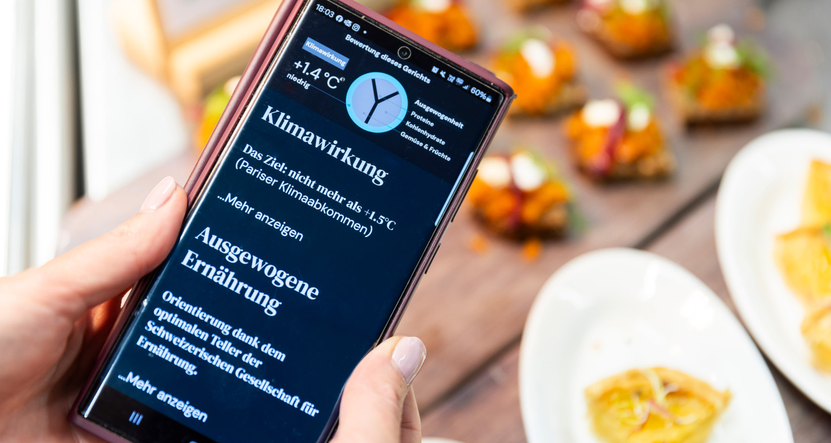 Handy mit Klimawirkung dahinter Catering