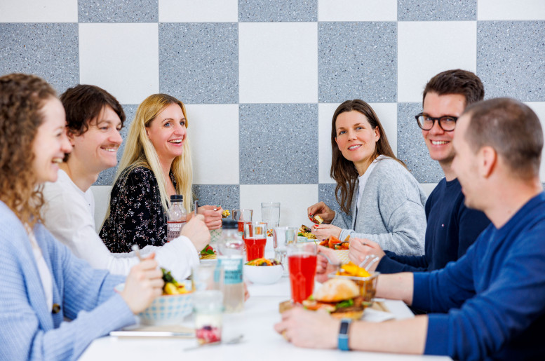 Menschen an einem gedeckten Tisch