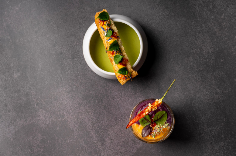 Beispiel Gerichte aus dem ZFV-Cateringangebot bestehend aus Suppe mit Croustillant und Espuma-Shot