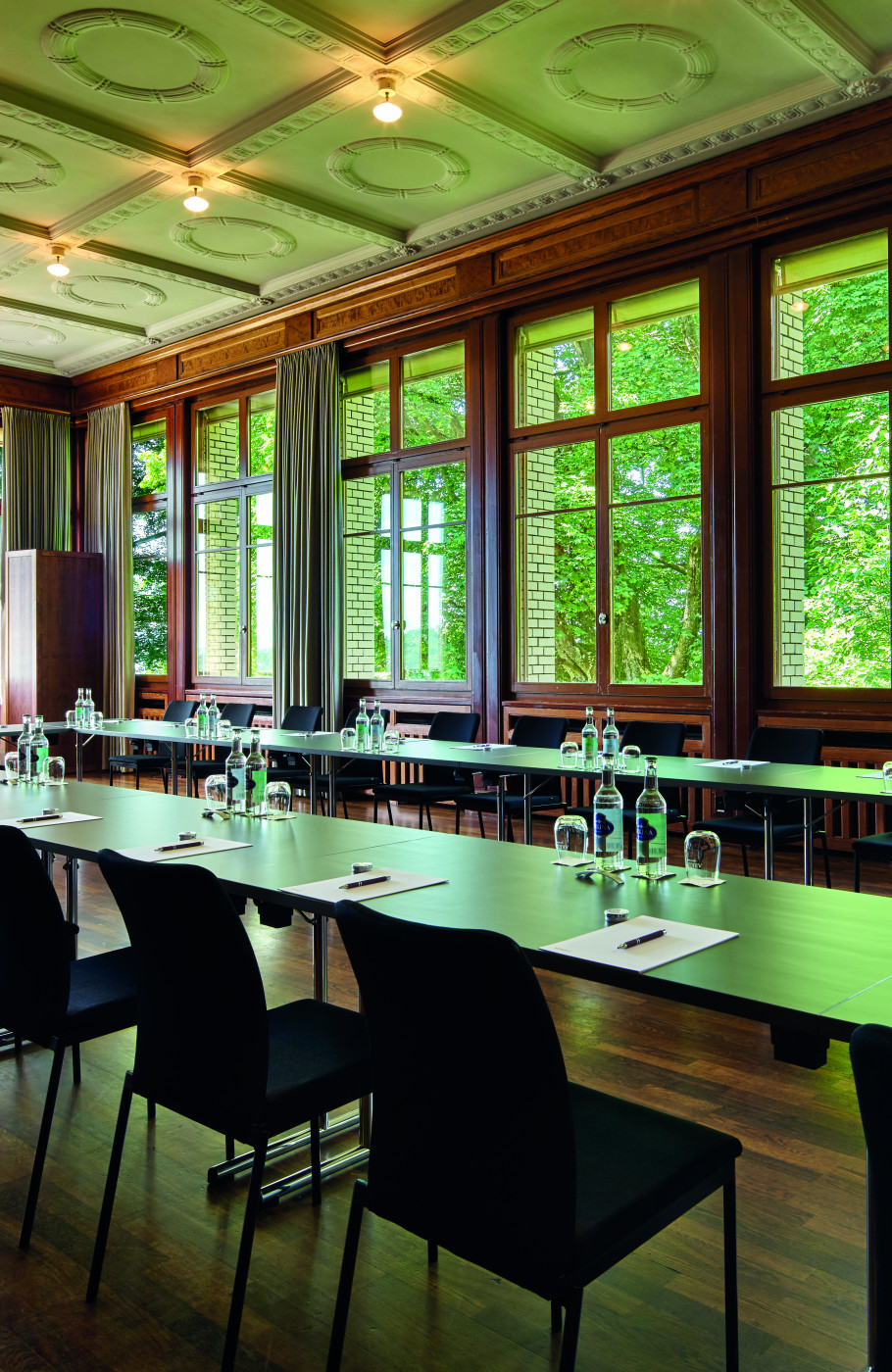 Seminarraum mit Aussicht ins Grüne des Sorell Hotels Zürichberg