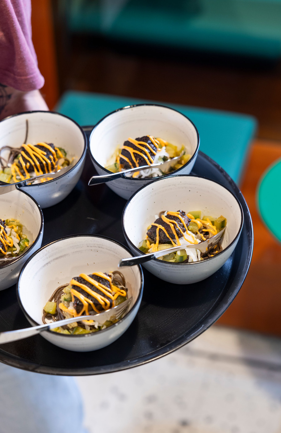 Yumame auf Soba Nudeln in kleinen Schüsseln angerichtet