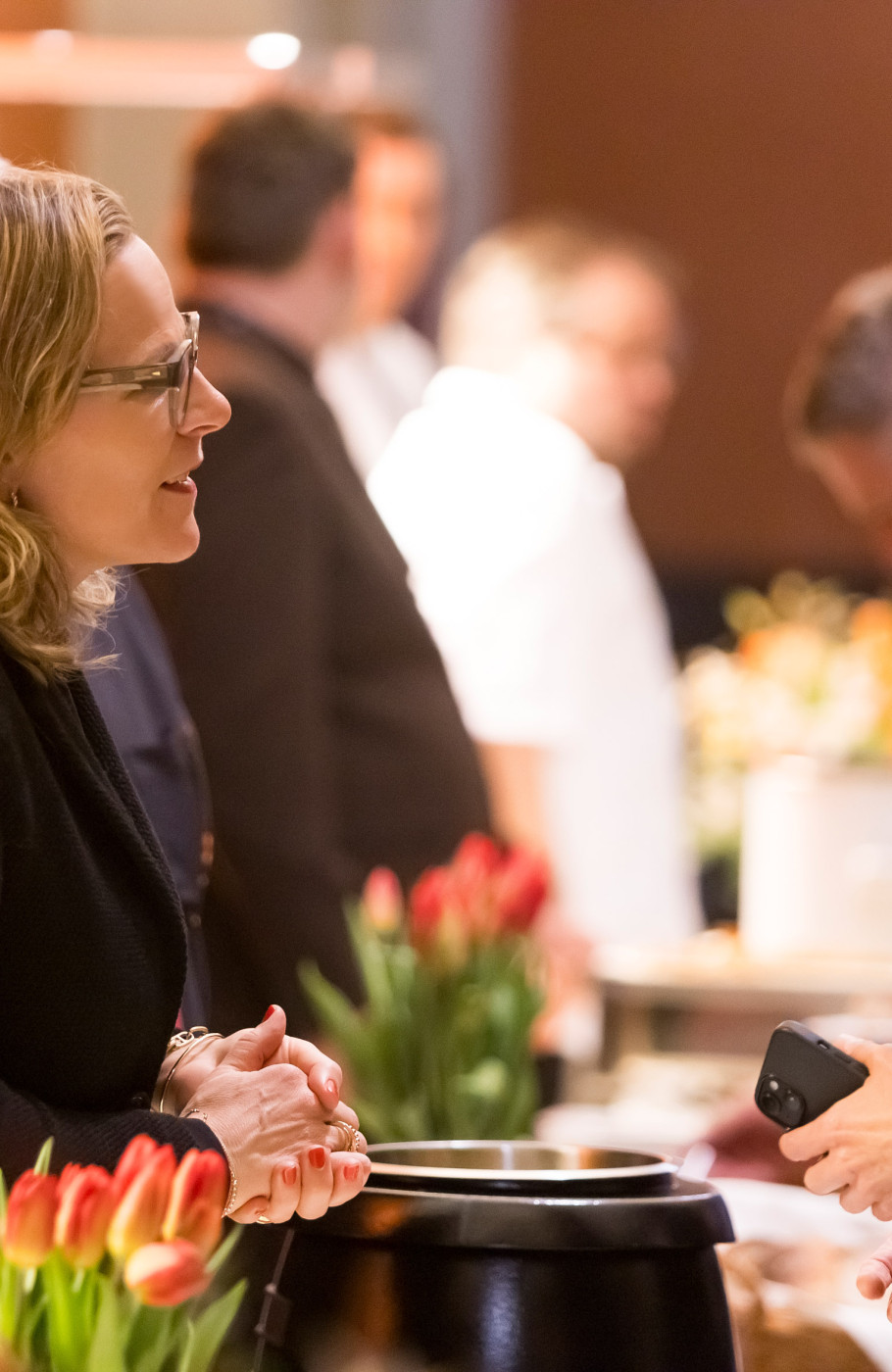 Zwei Frauen unterhalten sich an einem Buffet