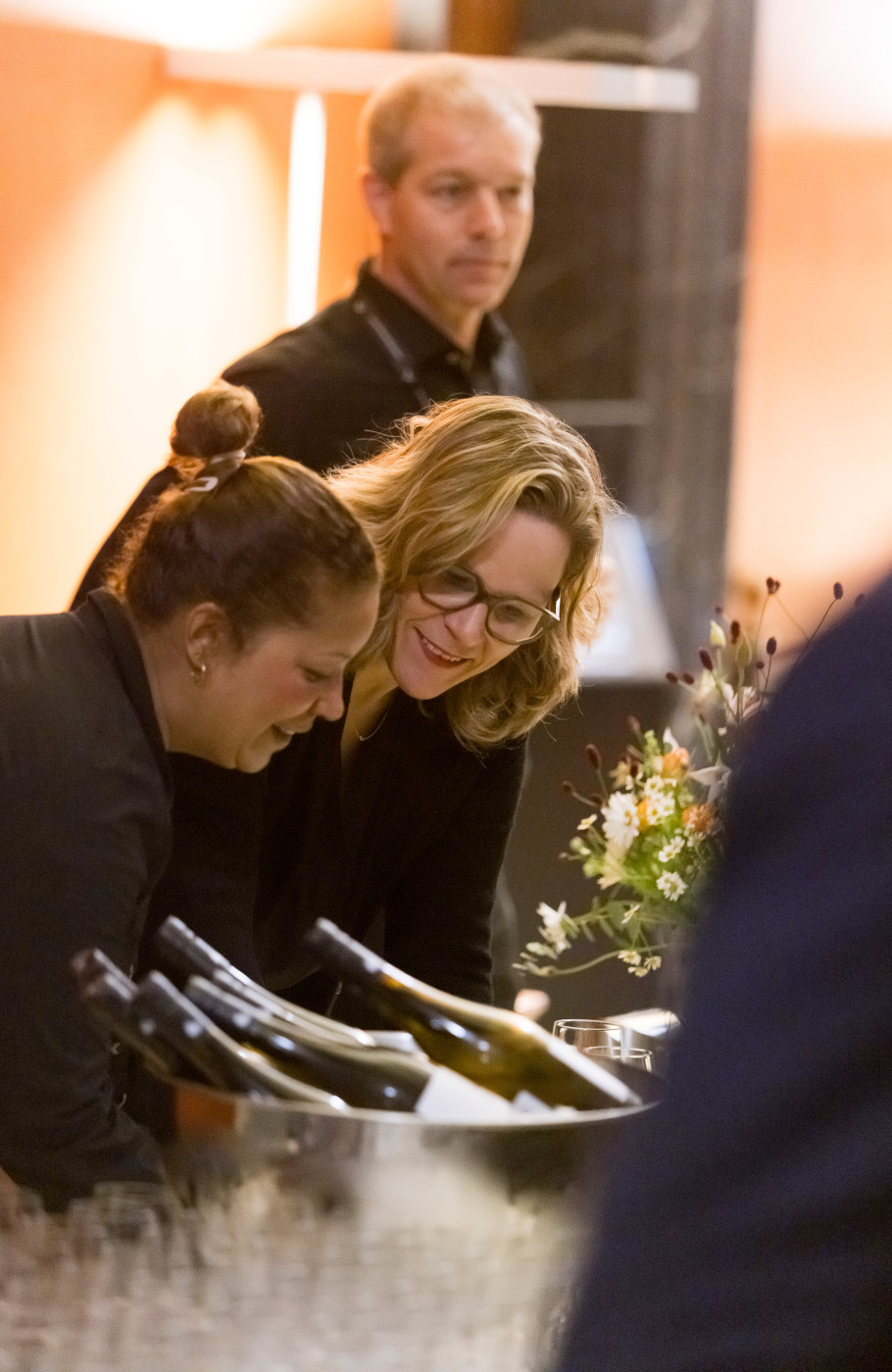 Zwei Frauen bedienen an einem Buffet