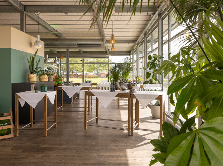 Innenbereich Eventlocation begrünt, hell, modern Restaurant grosse Schanze