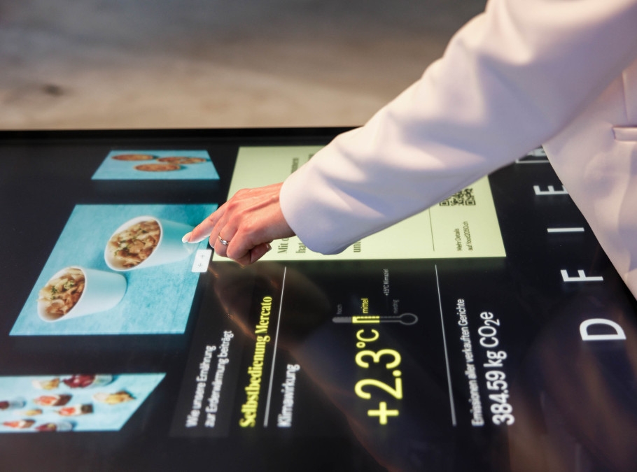 Screen in der Experience Energy Ausstellung mit Infos zu Lebensmitteln und ihren Umweltauswirkungen