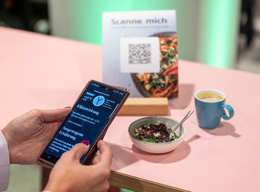 Klimawirkung auf einem Handy dahinter Food