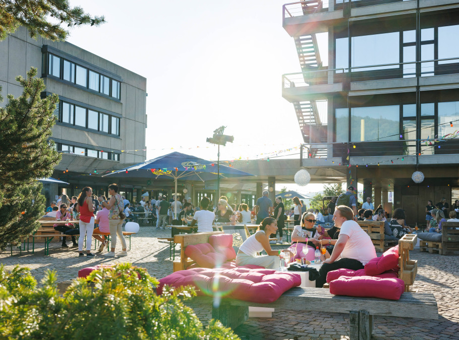 Sommerstimmung mit Lounge unter freiem Himmel