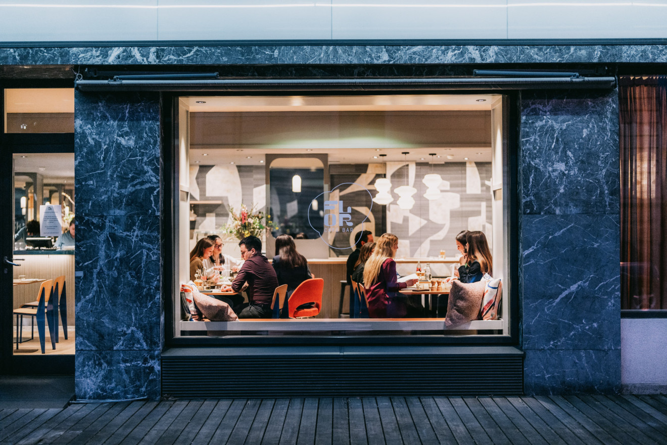 Fensteransicht in ein Restaurant