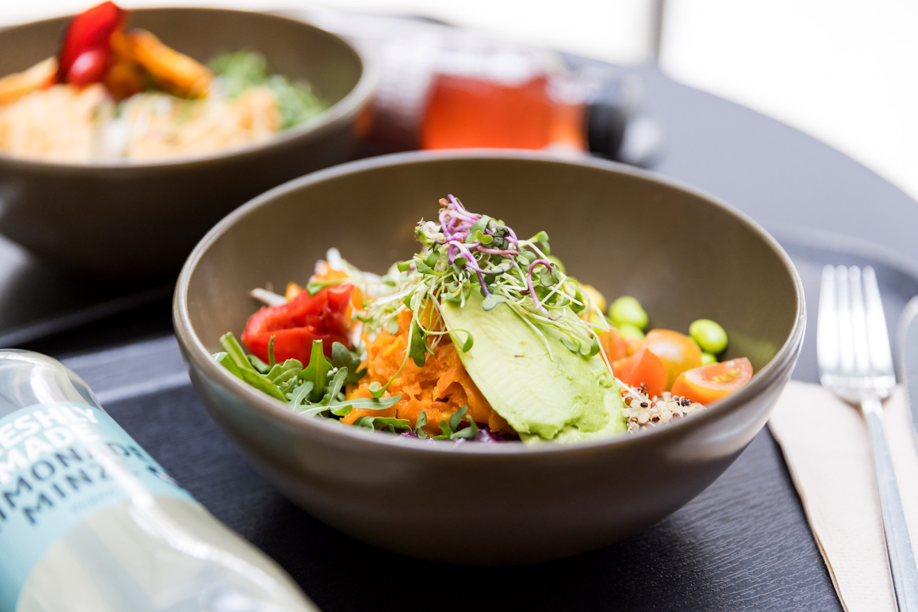 Bowl mit veganem Gericht angerichtet auf einem Tableau