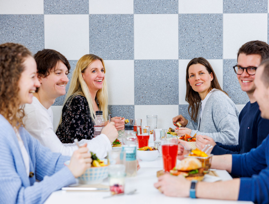 Menschen an einem gedeckten Tisch