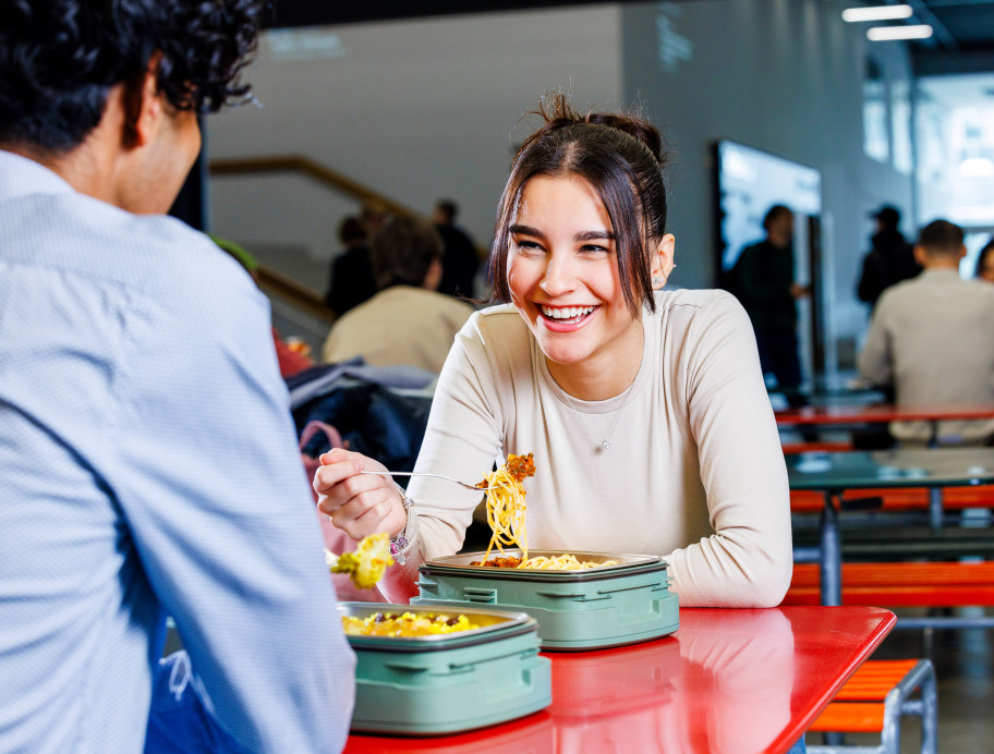 Junges Paar isst gemeinsam mitgebrachtes Essen